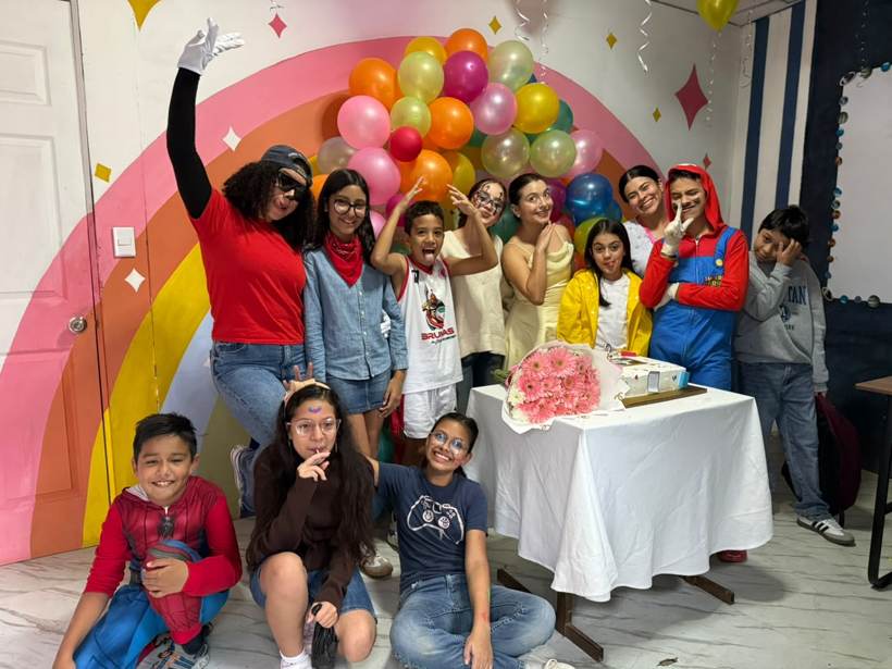 Estudiantes en actividad de vocabulario con materiales didácticos