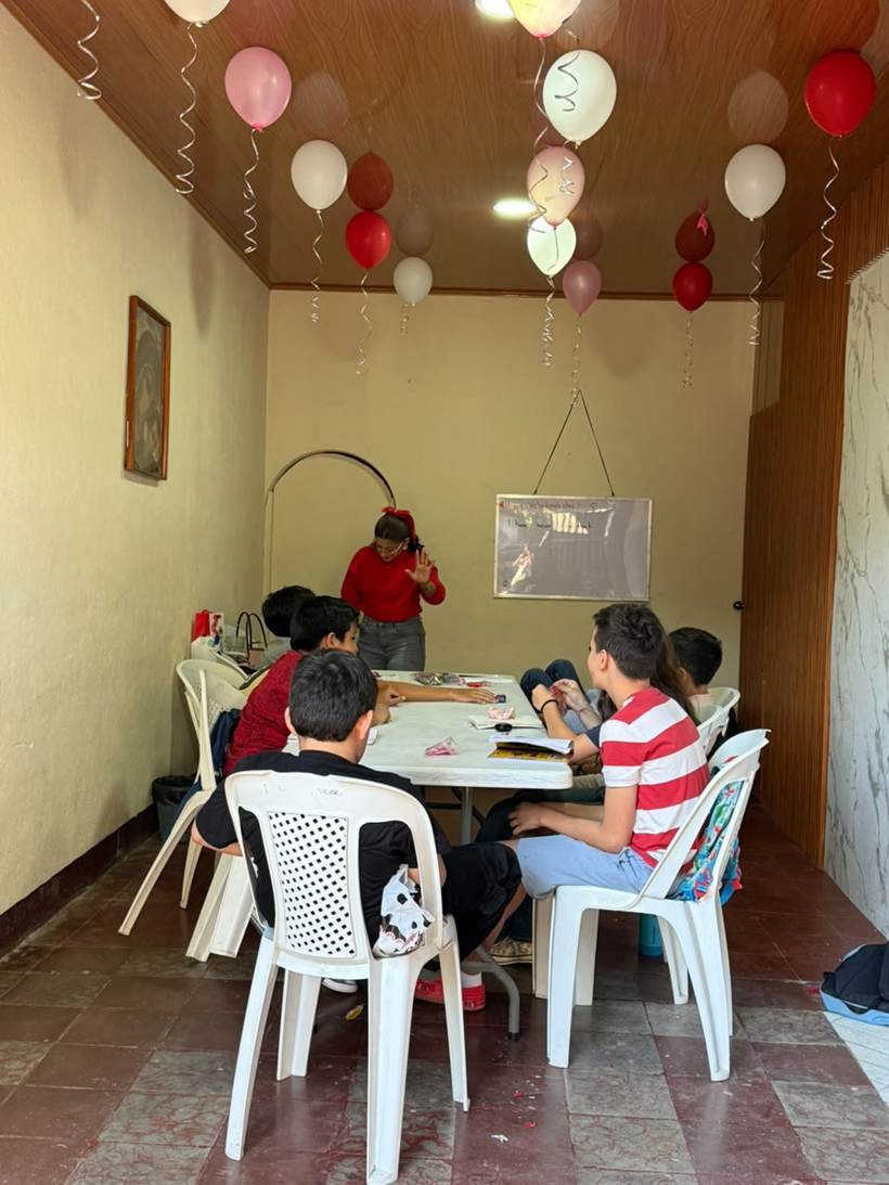 Estudiantes participando en actividad de speaking