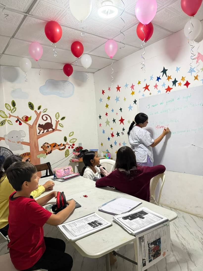 Grupo pequeño de estudiantes en clase